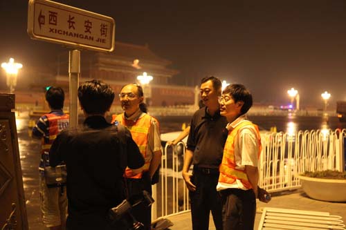 交通部公路院院长周伟在长安街橡胶沥青路面施工现场进行技术指导