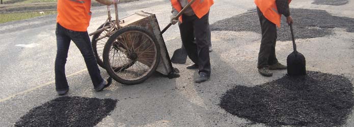 路面坑槽修补操作现场