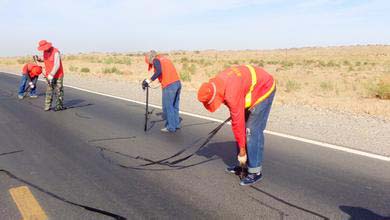 道路裂缝修补,贴缝带施工