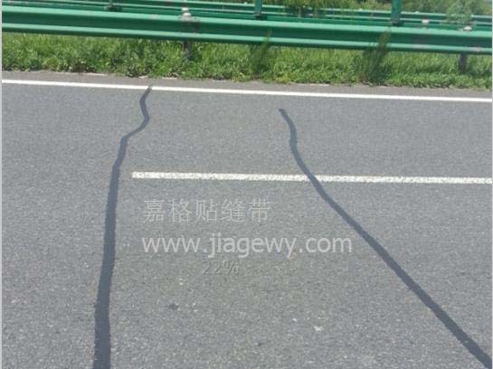 京哈高速德惠段贴缝带施工案例