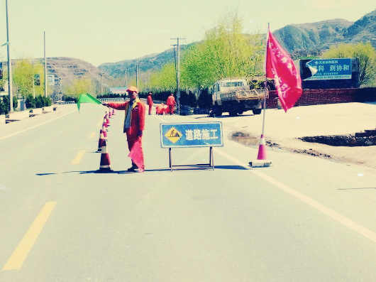 公路贴缝带施工安全防护