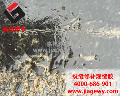 沥青贴缝带施工一个月后,路面细微裂缝,裂缝愈合,沥青贴缝带